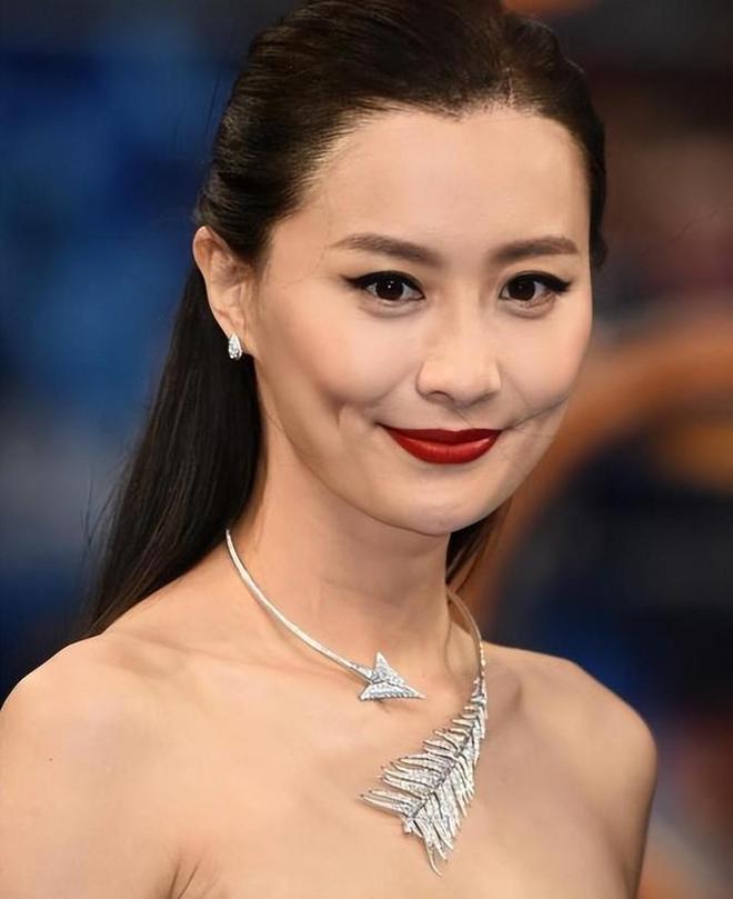 出豪门二婚后却儿女双全这次她终于扬眉吐气long8唯一中国网站因生不出孩子被踢(图5)