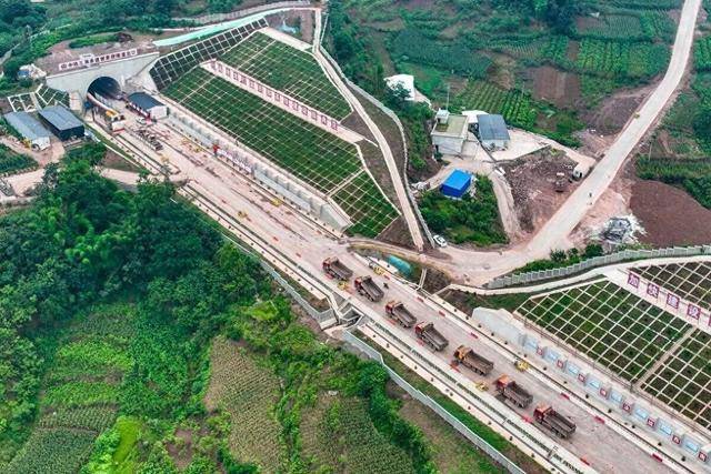 隧道贯通成都重庆至昆明旅行时间大幅缩短龙